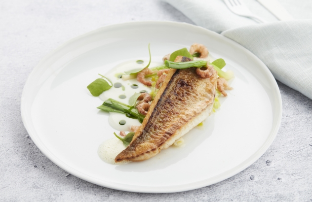 Gegrilde rode poon met roomsaus, rabarber en munt